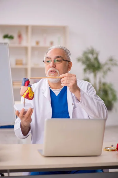 Old Doctor Cardiologist Working Hospital — Stock Photo, Image