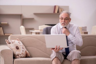 Salgın sırasında evden çalışan eski bir işadamı