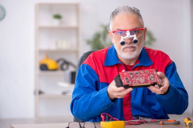 Laboratuvarda eski bir tamirci bilgisayar tamir ediyordu.