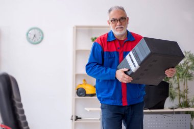 Laboratuvarda eski bir tamirci bilgisayar tamir ediyordu.