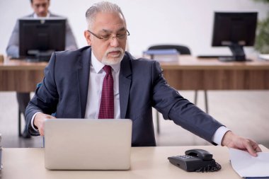 Ofiste çalışan iki meslektaşım.