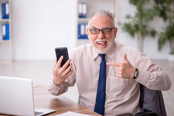Old Employee Speaking Phone Workplace —  Fotos de Stock