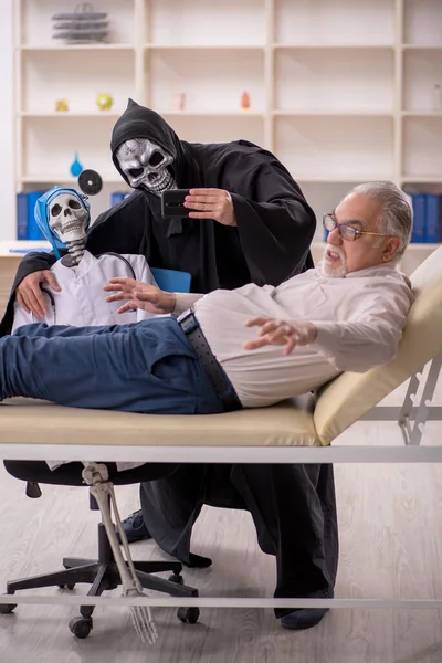 Viejo Paciente Visitando Dos Doctores Diablo —  Fotos de Stock