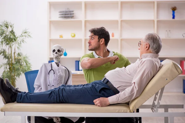 Velho Paciente Visitando Médico Esqueleto — Fotografia de Stock