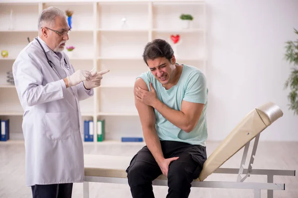 Jonge Patiënt Bezoekt Oude Mannelijke Arts Vaccinatieconcept — Stockfoto