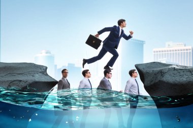 İş adamının kelleler üzerinde yürüdüğü eşit rekabet kavramı.