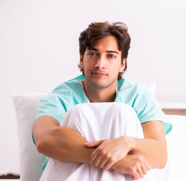 Hastanede kalan yakışıklı genç adam.