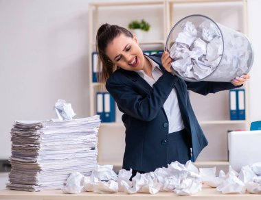 İş kadını bir sürü kağıtla yeni fikirleri reddediyor.