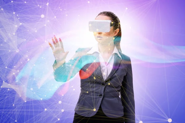 Εικονική Πραγματικότητα Έννοια Γυναίκα Και Γυαλιά Εικονικής Πραγματικότητας — Φωτογραφία Αρχείου