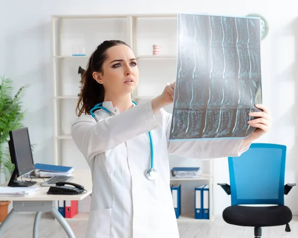 Young Female Doctor Radiologist Working Clinic — Stockfoto