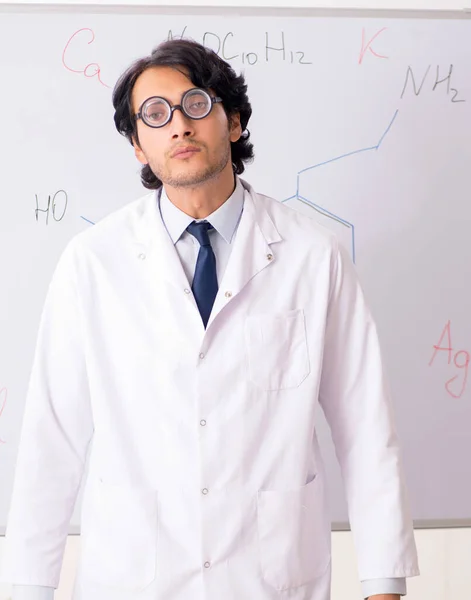 Mladý Legrační Chemik Před Bílou Tabulí — Stock fotografie