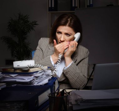 Aşırı çalışmaktan muzdarip bayan çalışan.