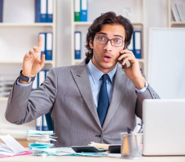 Bütçe planlamada genç ve yakışıklı iş adamı.