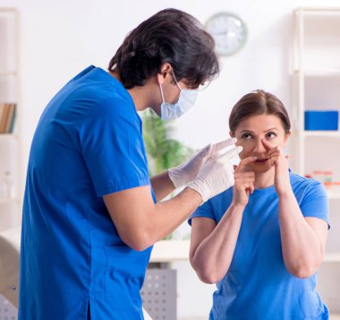 Estetik ameliyat için erkek doktoru ziyaret eden kadın.