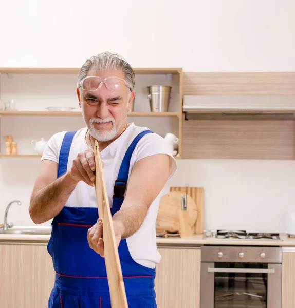 Starszy Wykonawca Pracujący Kuchni — Zdjęcie stockowe