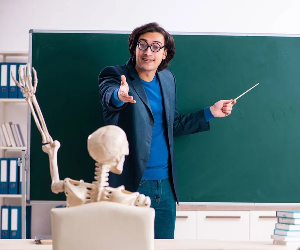 Profesor Masculino Estudiante Esqueleto Aula — Foto de Stock