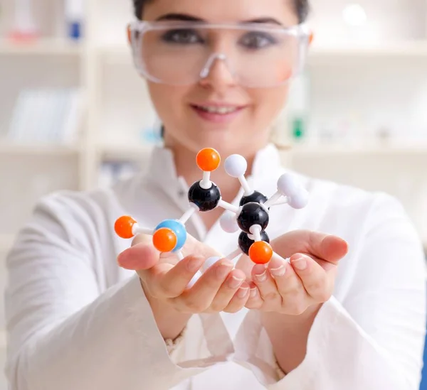 Jonge Vrouwelijke Chemicus Die Het Lab Werkt — Stockfoto