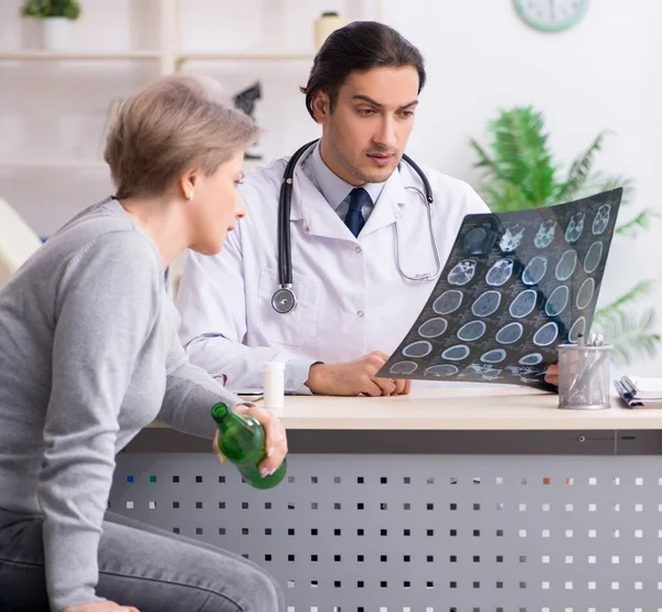 Female Alcoholic Visiting Young Male Doctor — Stock Photo, Image