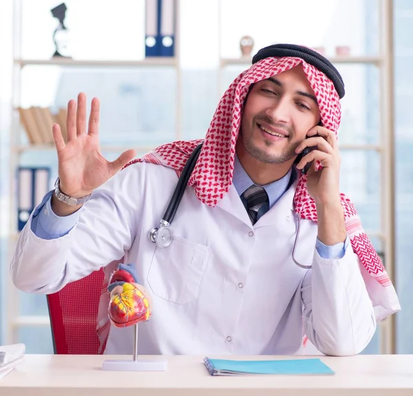 Arab Läkare Kardiolog Arbetar Kliniken — Stockfoto