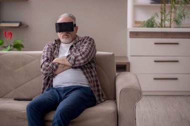 Old man enjoying virtual glasses at home