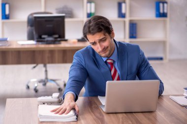 İş yerinde çalışan genç bir işadamı