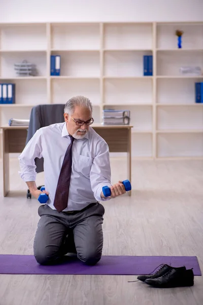 Starý Zaměstnanec Dělá Sportovní Cvičení Během Přestávky — Stock fotografie