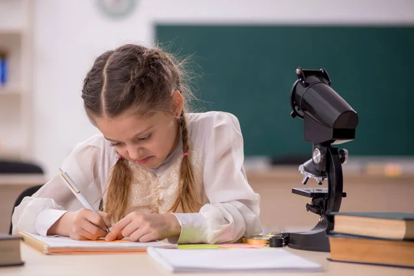 Κοριτσάκι Που Σπουδάζουν Στην Τάξη — Φωτογραφία Αρχείου