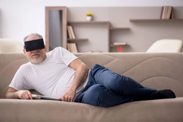 Пожилой Человек Наслаждается Виртуальными Очками Дома — стоковое фото