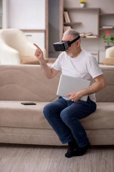 Homem Envelhecido Desfrutando Óculos Virtuais Casa — Fotografia de Stock