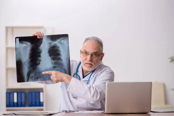 Régi Orvos Radiológus Dolgozik Klinikán — Stock Fotó