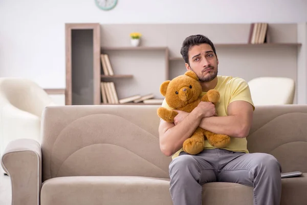 Jovem Estudante Sexo Masculino Abraçando Brinquedo Urso Casa — Fotografia de Stock