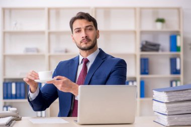 Molada kahve içen genç bir çalışan.