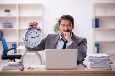 Zaman yönetimi konseptinde genç işadamı