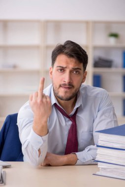 Genç çalışan işyerinde oturuyor.