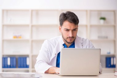 Teletıp konseptinde genç doktor