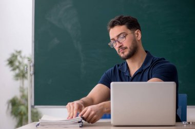 Tele-yayın konseptinde genç öğretmen