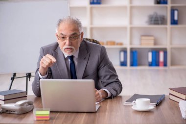İş yerinde çalışan eski bir işadamı