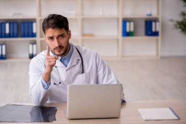 Teletıp konseptinde genç doktor