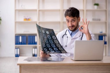 Klinikte çalışan genç bir radyolog.