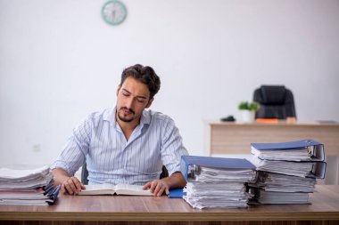 Genç işadamı işyerinde aşırı çalışmaktan memnun değil.