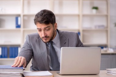 İş yerinde çalışan genç bir çalışan.