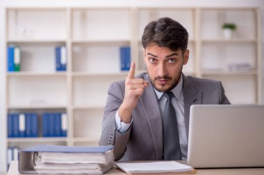 İş yerinde çalışan genç bir çalışan.