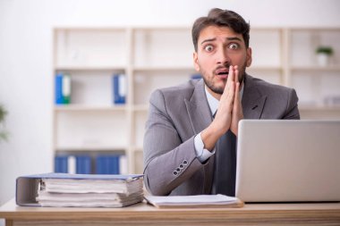 İş yerinde çalışan genç bir çalışan.