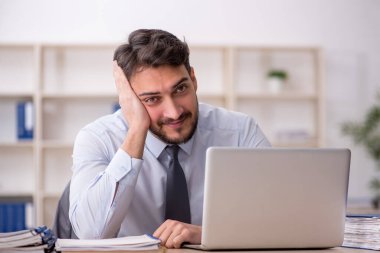 İş yerinde çalışan genç bir çalışan.