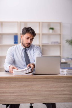 İş yerinde çalışan genç bir çalışan.