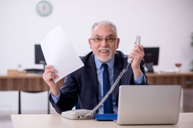 İş yerinde çalışan eski bir işadamı