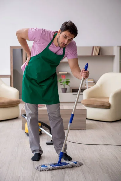Νέος Εργολάβος Καθαρίζει Σπίτι — Φωτογραφία Αρχείου