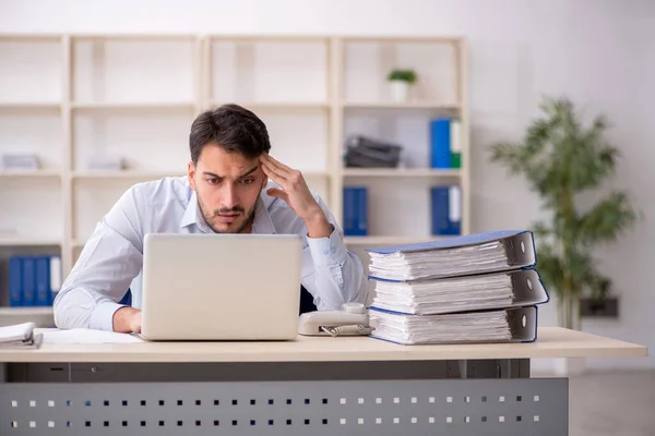 Jonge Werknemer Werkplek — Stockfoto