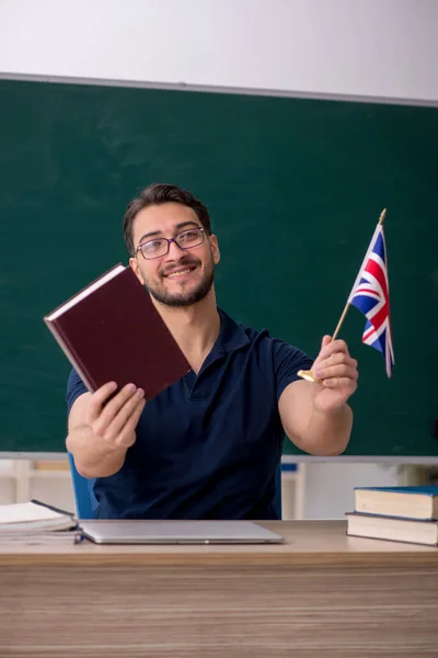 Nauczyciel Języka Angielskiego Przed Zieloną Tablicą — Zdjęcie stockowe