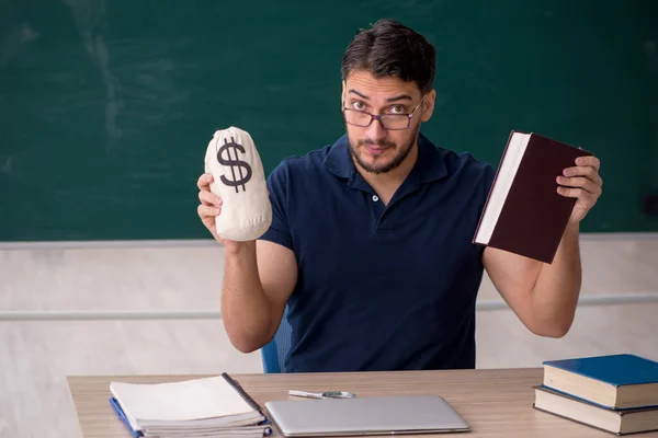 Sınıfta Para Çantasını Tutan Genç Öğretmen — Stok fotoğraf